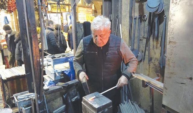 ‘Körüklü ateşle demiri döverek şekil veriyoruz’