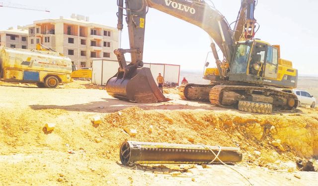 Düşen füze parçaları ekiplerce inceleniyor