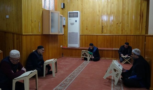 Manevi bir ortamda ibadetlerini yerine getiriyorlar