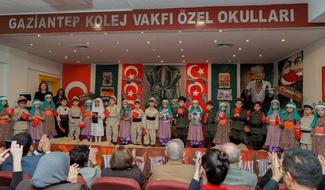 Minik oyuncuların 'Analar ve Vatan' gösterisi gururlandırdı