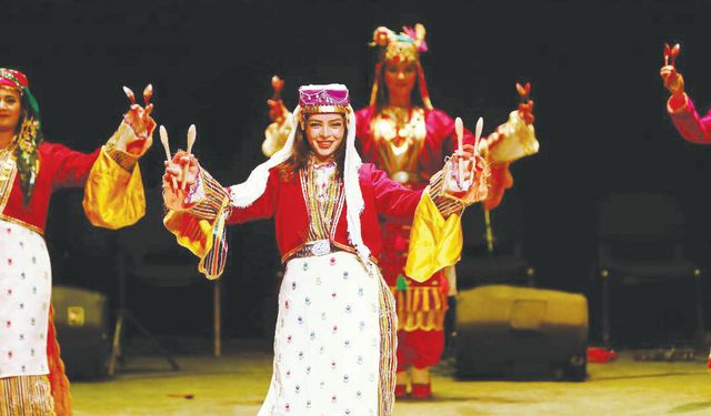 Farklı yörelere ait türküler seslendiriliyor!