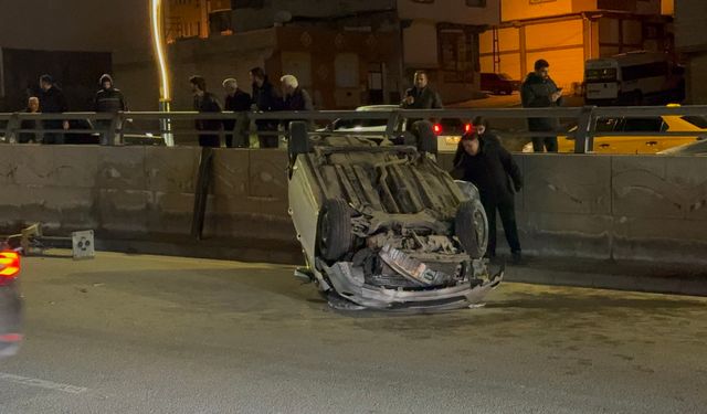 Otomobil, orta refüjde bulunan direk ve ağaca çarptı