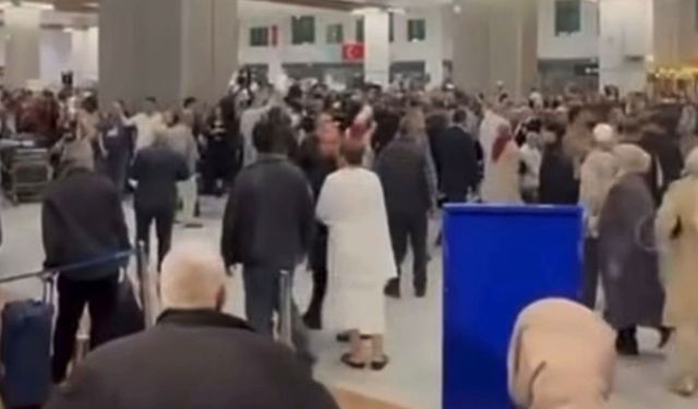 Yolcular arasında çıkan kavgayı polisler müdahale etti
