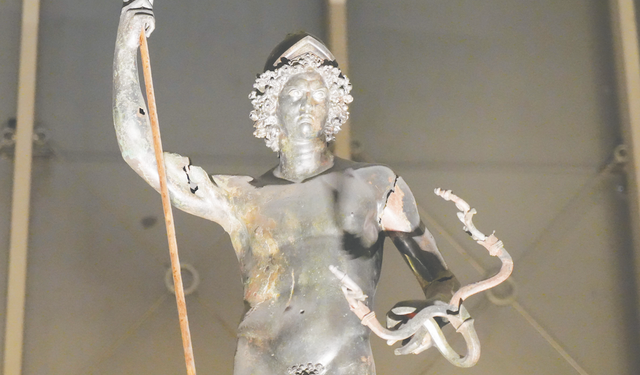 Mars heykelinin önü genişletildi