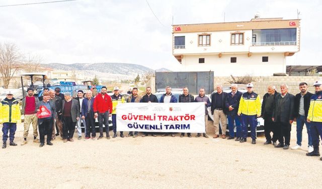 85 traktör sürücüsüne reflektör dağıtıldı