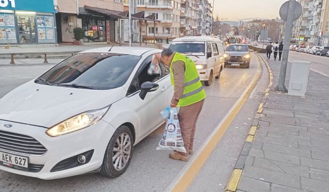 ‘Yolda kalan sürücülere iftariyelik dağıtılıyor’