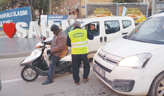 ‘Yolda kalan sürücülere iftariyelik dağıtılıyor’