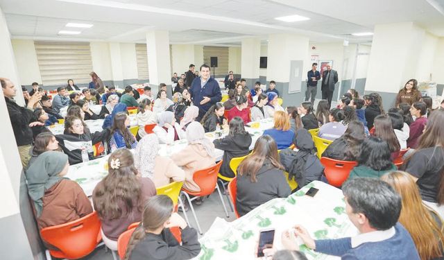 ‘Gençler, bizim geleceğiz’