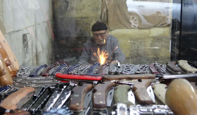 ‘Koç ve keçi boynuzundan bıçak yapıyorum’