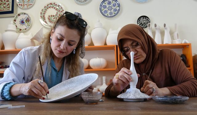 ‘Çini, Türklerin en önemli süsleme sanatıdır’