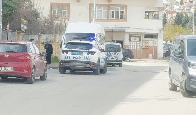 Lise önünde kurusıkı tabancalı saldırı!
