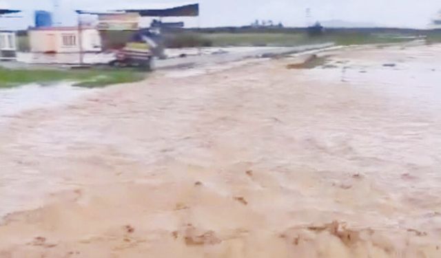 Sağanak yağış yolları göle dönüştürdü