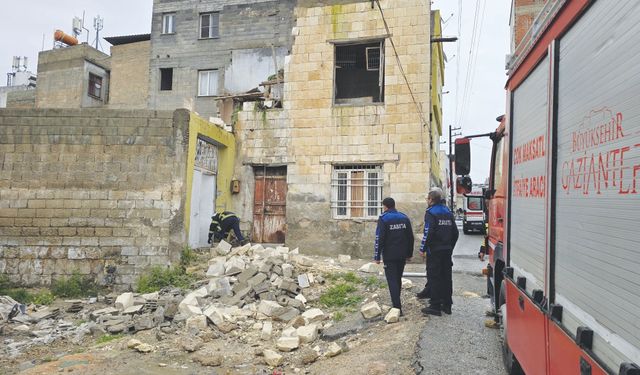 Yoğun yağış sonrası kerpiç bina çöktü