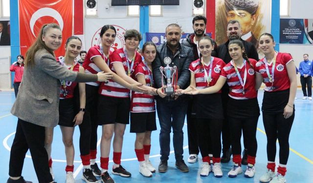 GAZiANTEP ÜNiVERSiTESi HOKEY TAKIMI RAKiPLERiNi GERiDE BIRAKIYOR