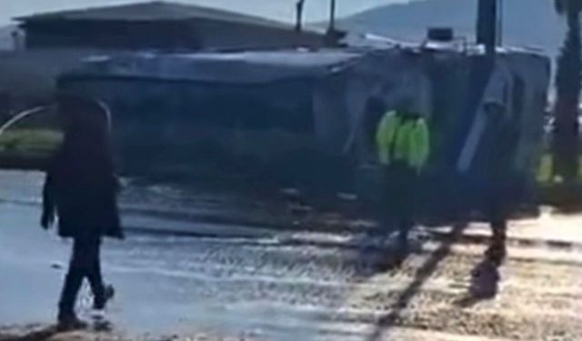 Kavşakta kontrolden çıkan tır trafiği tıkadı!