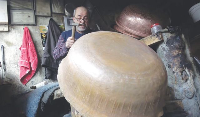 Dövme bakır kazanlar geleneksel yöntemlerle hazırlanıyor