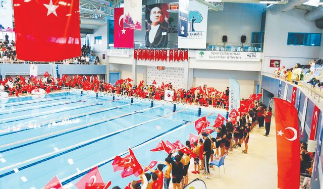 Minik yüzücülerin başarıları taçlandırıldı
