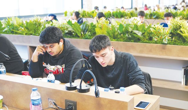 Gençler, hayallerine kütüphanede hazırlanıyor