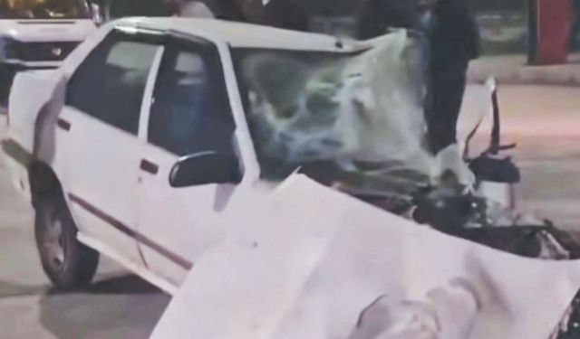 İşçi servisiyle otomobil çarpıştı