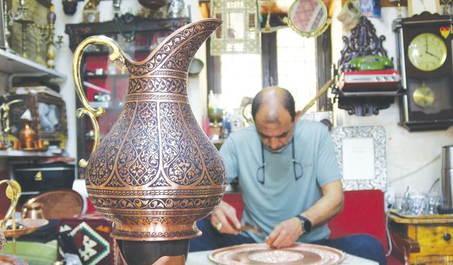Bakır su takımı 350 bin çekiç darbesiyle hazırlanıyor