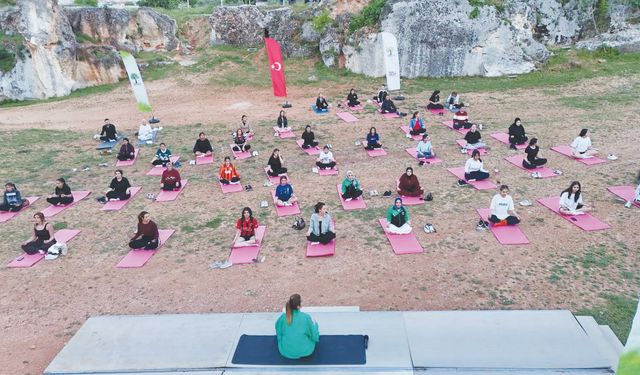 Tarihin huzur veren atmosferinde meditasyon yaptılar