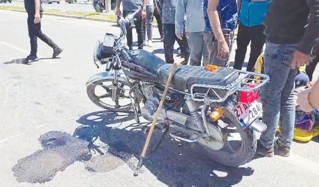 Çarpışmanın etkisiyle yola savrulan sürücü, yaralandı