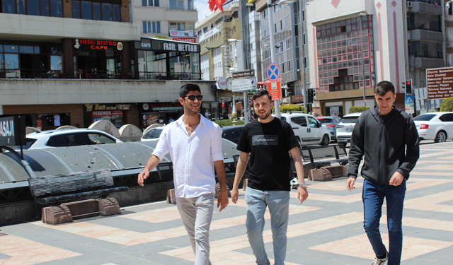 ‘GENÇLER EKONOMİK GÜVENSİZLİK VE GELECEK KAYGISIYLA YAŞIYOR’