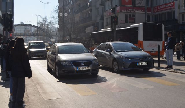 ŞEHİRDE ARAÇ YOĞUNLUĞU ARTIYOR