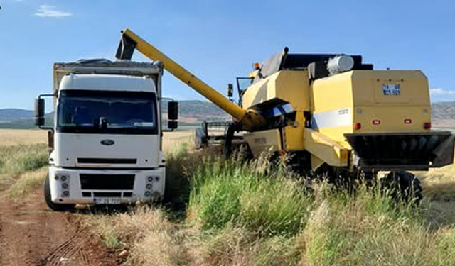Yılın ilk arpa hasadını gerçekleştirildi