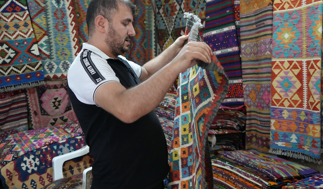 Yörüklerin halı ve kilimlerini satarak geçmişi geleceğe taşıyor!
