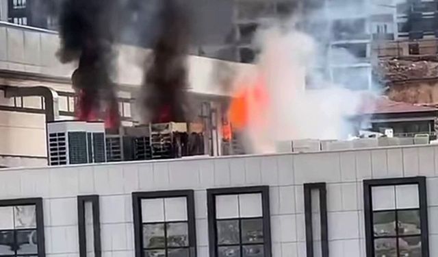 Hükumet konağı çatısında çıkan yangın söndürüldü