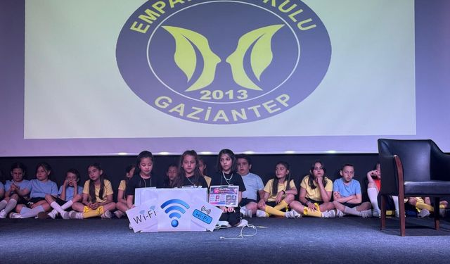 ÖĞRENCİLER, İNTERNETİN ZARARLARINA TİYATRO İLE DİKKAT ÇEKTİ
