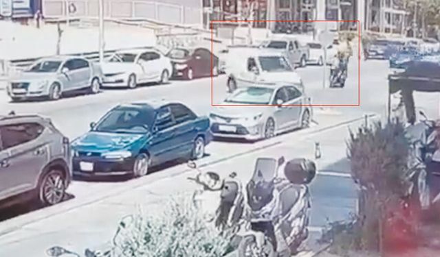Kontrolsüz dönüş yapan araca motosikletli polisler çarptı