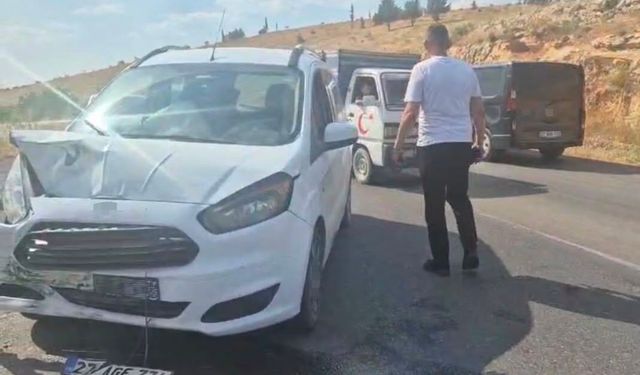 Otoyoldaki otomobil bariyerlere çarptı