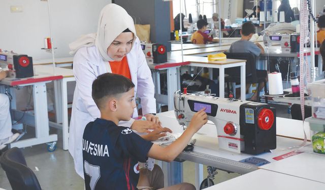 Minik terziler iş başında!