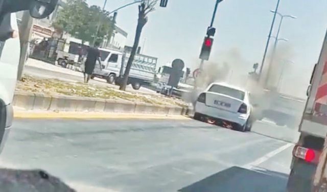 Seyir halindeki otomobil alev aldı!