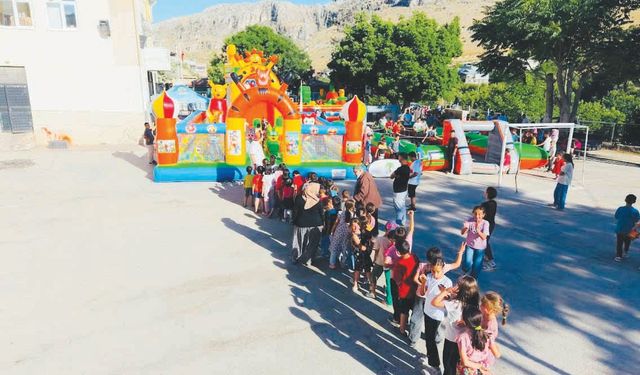 Dondurma karavanı çocukların yüzünü güldürüyor