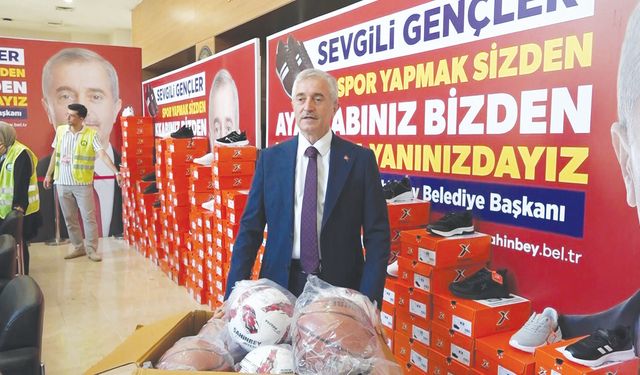 ‘Karne hediyesi olarak spor ayakkabısı dağıtıyoruz’