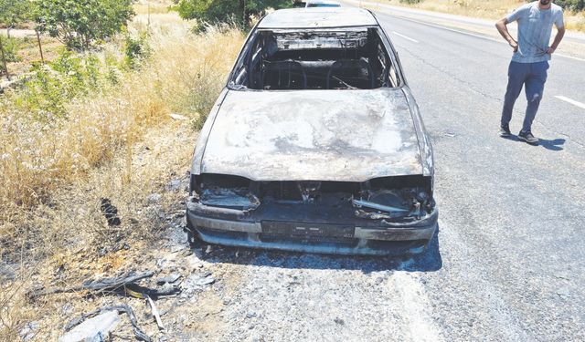 Seyir halindeki otomobil alev aldı