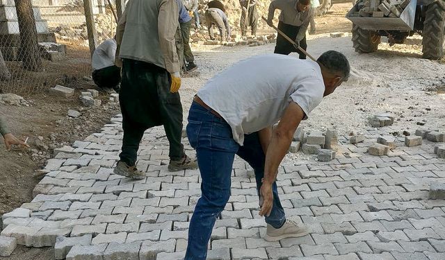 ‘Mezarlıktaki 350 metrelik alanı parke taşıyla döşedik’