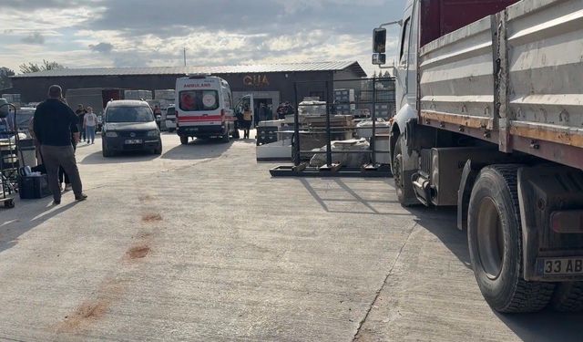 Mermer blok işçilerin üzerine devrildi