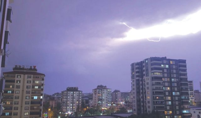 Yollar göle döndü, şimşekler geceyi aydınlattı