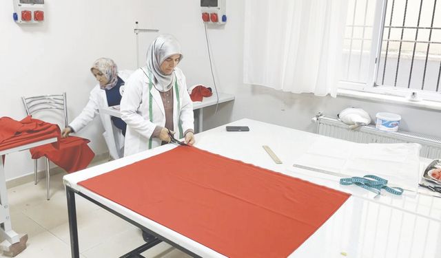 Cumhuriyet Bayramı için türk bayrağı dikiyorlar