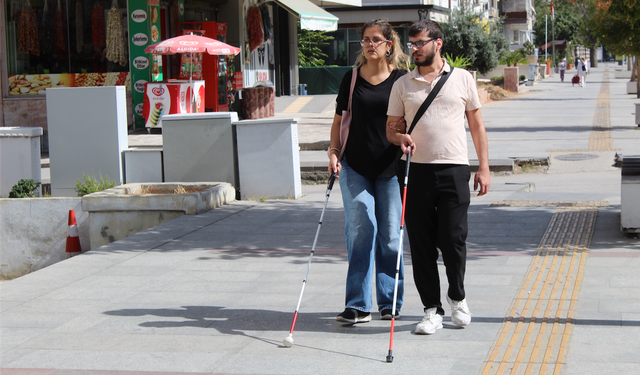 ‘ARTAN MALİYETLER NEDENİYLE BEYAZ BASTONA ERİŞİM ZORLAŞIYOR’