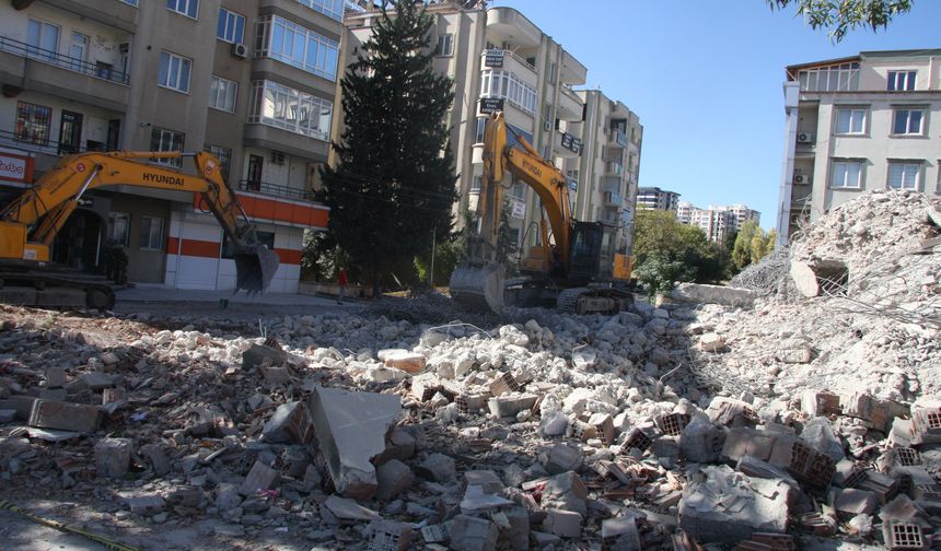 AĞIR HASARLI BİNALAR TEHLİKE SAÇIYOR