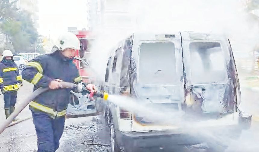 Ticari araç, henüz bir nedenle alev aldı