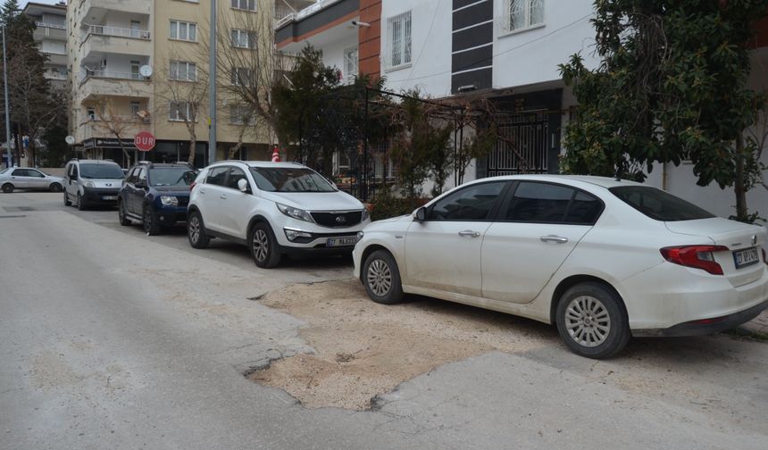 Bozuk yollar ve çukurlar kazaya davetiye çıkarıyor