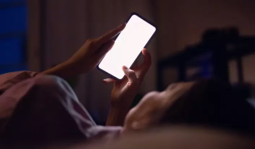‘Karanlıkta kullanılan telefon ışığı göz sağlığını olumsuz etkiler’