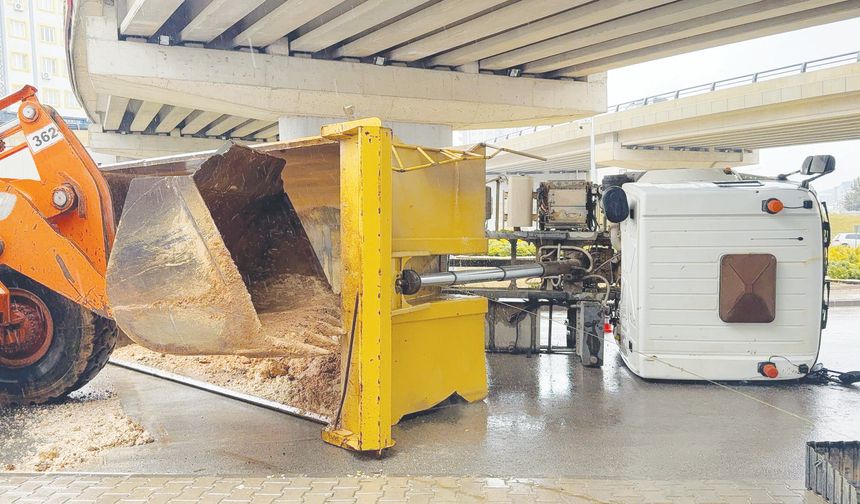 Damperi köprüye çarpan kamyon yan yattı