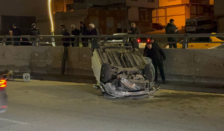 Otomobil, orta refüjde bulunan direk ve ağaca çarptı
